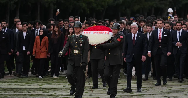 İYİ Parti Genel Başkanı Dervişoğlu, gençlerle Anıtkabir i ziyaret etti Ankara Haberleri