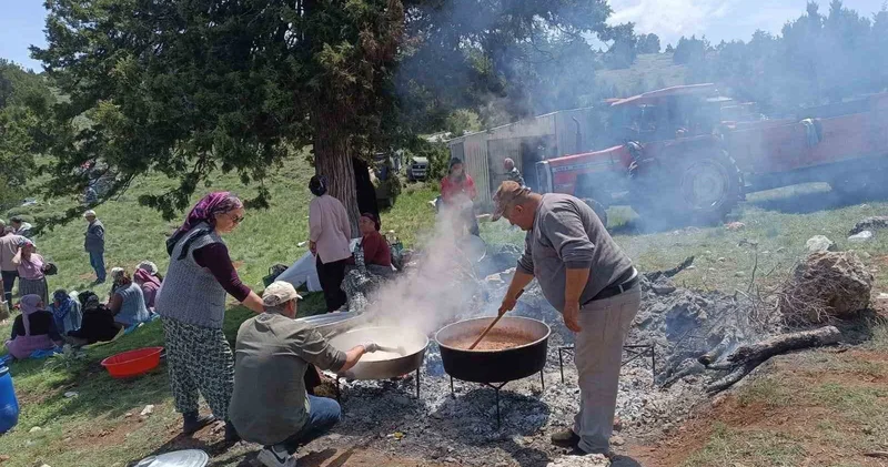 Kurban kesip yağmur için dua ettiler!
