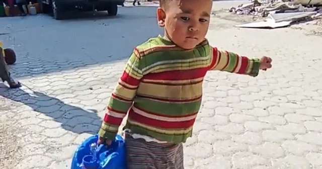 Gazze’de kendisinden ağır su bidonunu taşıyan Filistinli bir çocuk VİDEO İZLE