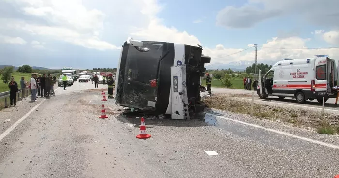 Konya da yolcu otobüsü devrildi, 13 kişi yaralandı