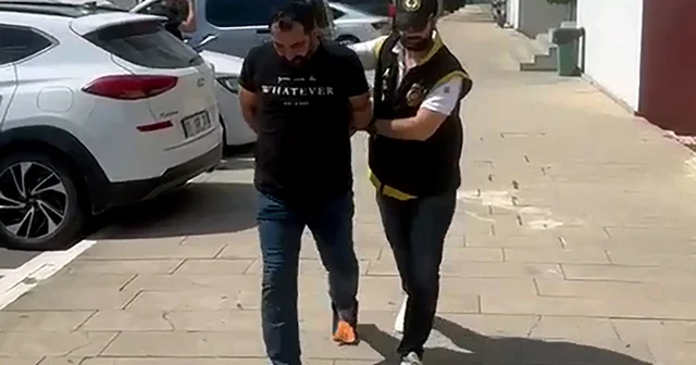 Yunanistan a kaçan cinayet şüphelisi, polisin Cezanı vatanında çek sözüyle teslim oldu Adana Haberleri