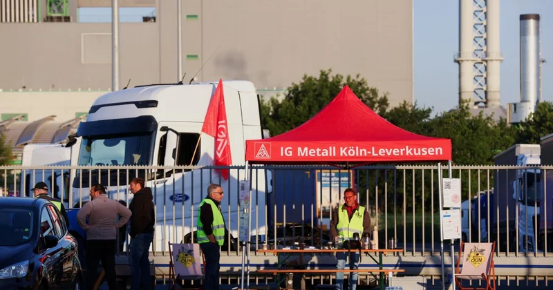 Almanya nın Köln kentinde Ford fabrikası işçileri greve gitti