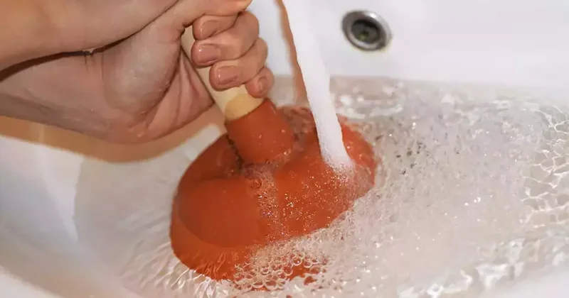 Evde tıkalı lavaboyu hemen açan etkili yöntem! Lavabo borusunu anında temizliyor