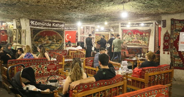 Gaziantep te 500 yıllık mağara kafede ziyaretçi yoğunluğu yaşanıyor Gaziantep Haberleri
