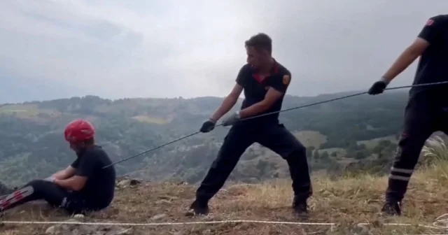 AFAD ekipleri kayalıklarda mahsur kalan keçiler için seferber oldu VİDEO İZLE