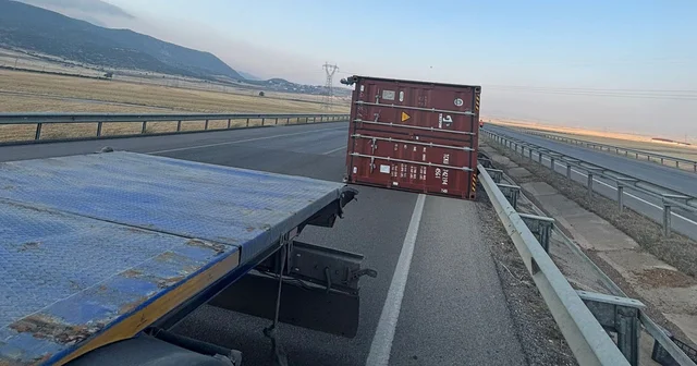 TIR ın dorsesindeki konteyner, yola devrildi Gaziantep Haberleri