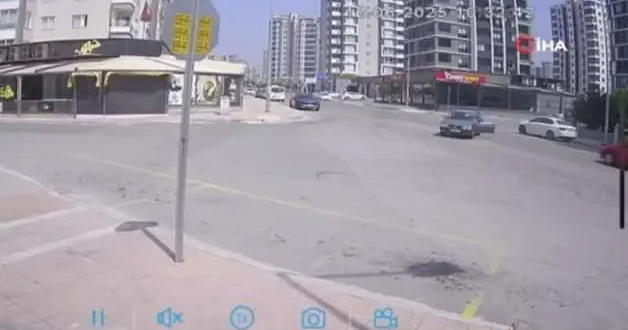 Caddeyi geçip insanların üzerine giden otomobili durdurdu