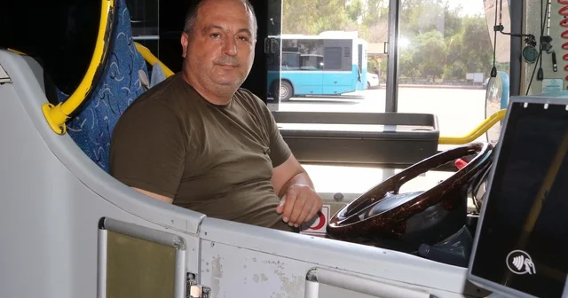 Otobüsünde unutulan 10 bin liranın bulunduğu çantayı yetkililere teslim etti Antalya Haberleri
