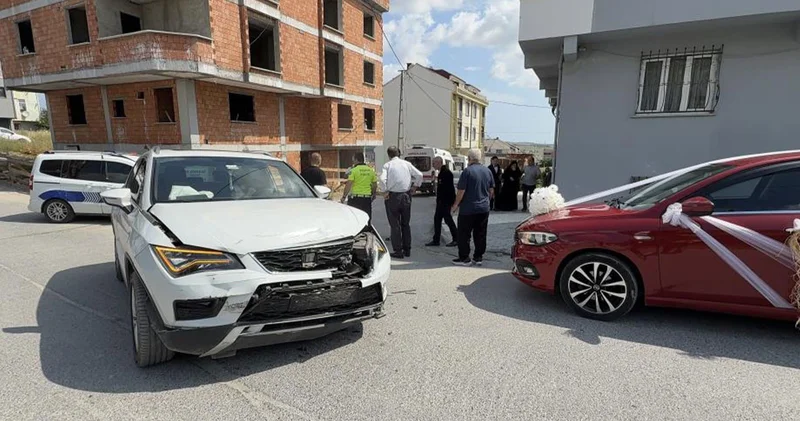 Düğün konvoyu kazaya karıştı, bir otomobil bina boşluğuna düştü
