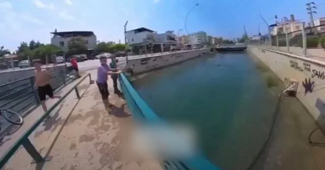 Mersin de kuryelik yapan genç kanalda akıntıya kapılan çocuğu böyle kurtardı VİDEO İZLE