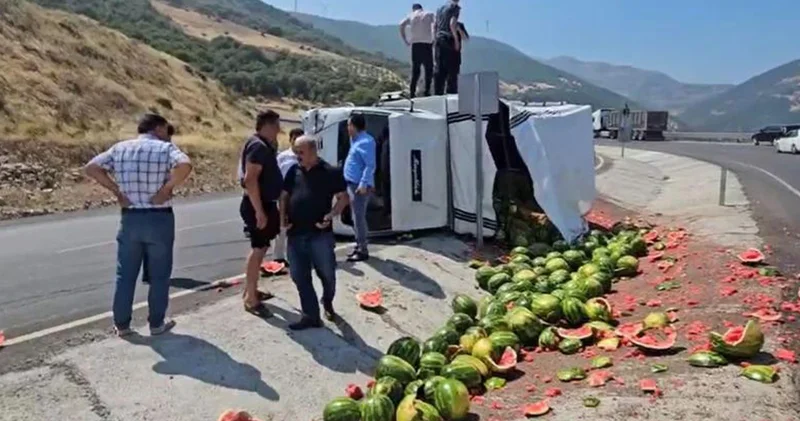 Gaziantep’te virajı alamayan karpuz yüklü kamyonet yan yattı