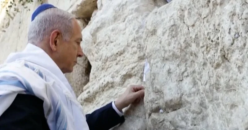 Netanyahu dan dini atıflar: İran a saldıran Netanyahu ağlama duvarına bu notu bıraktı