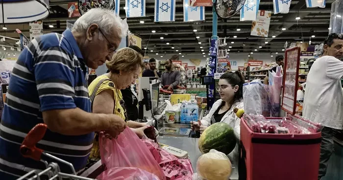 İsrailliler, İran ın misilleme saldırısı endişesiyle marketleri talan ettiler ve rafları boşaltılar