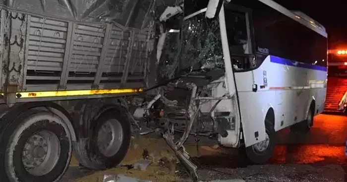 İşçi servisinin park halindeki tıra çarptığı kazada 20 kişi yaralandı