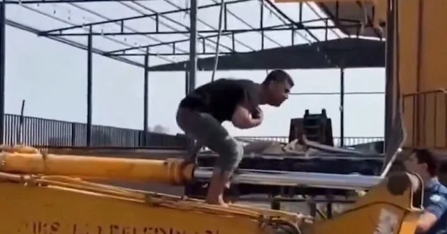 Adana da bir şahıs imara aykırı kafesini yıkmaya gelen iş makinalarının üzerine çıkarak yıkımı durdurmaya çalıştı VİDEO İZLE