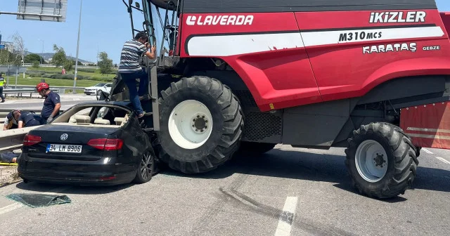 Balıkesir de feci kaza: Otomobil freni kilitlenen biçerdöverin altına girdi VİDEO İZLE