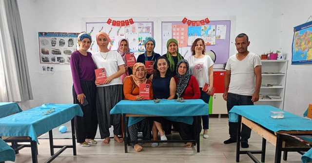 Veliler, çocuklarının sırasında kitap okuyor Mersin Haberleri