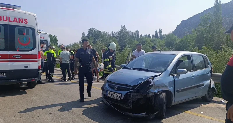 Amasya da otomobil, demir bariyerlere çarptı: 4 yaralı