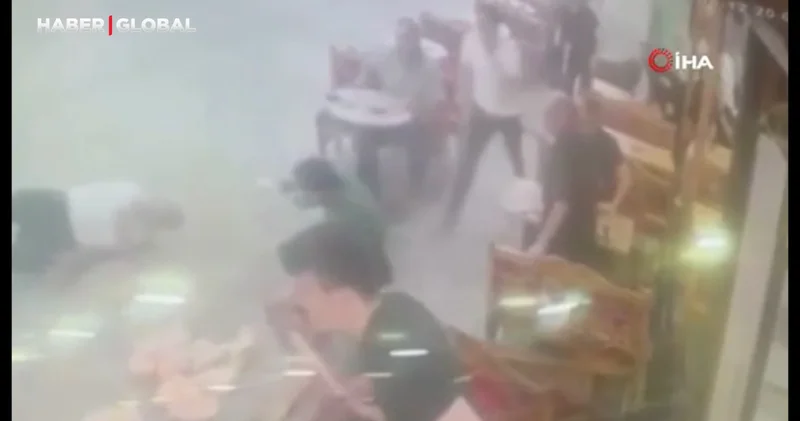 Gaziosmanpaşa’da motosiklet yemek yiyenlerin arasına daldı