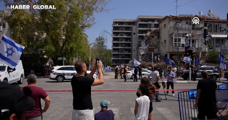 İsrail e yönelik füze saldırılarında Ramat Gan bölgesindeki binalarda ağır hasar oluştu
