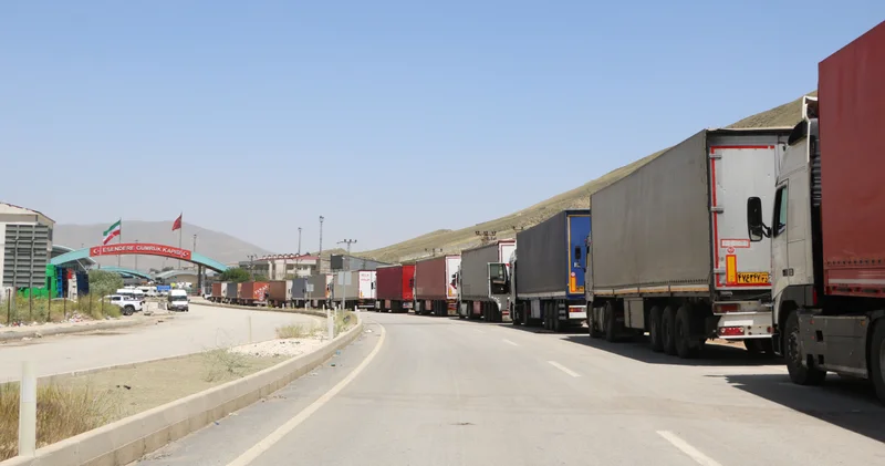 İsrail in saldırıları sonrası sınırda yoğunluk oluştu