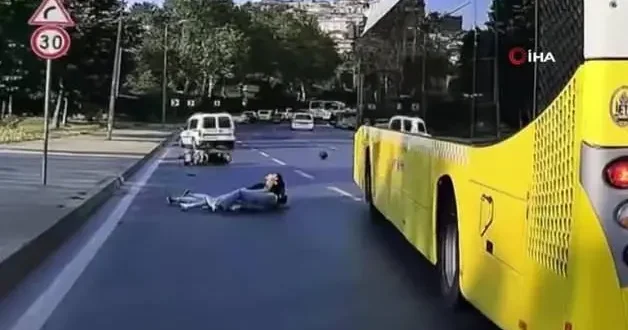 Eyüpsultan’da aynı yerde iki İETT otobüsü kazası: Motosiklet altında kaldı, bir aileye arkadan çarptı
