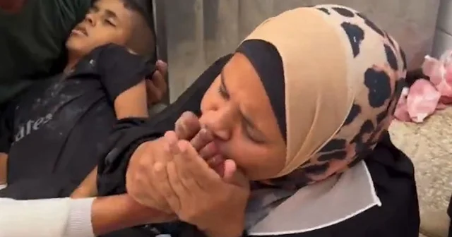 İşgalciler küçük hafızı katletti: Annesi oğluna ayaklarının altını öperek veda etti VİDEO İZLE