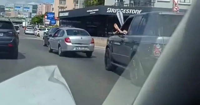 İstanbul trafiğinde akıllara durgunluk veren olay: Aracını ayağını camdan çıkarıp kullandı İstanbul Haberleri
