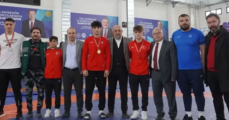 Milli güreşçiler 3 bronz madalya kazandı Spor Haberleri