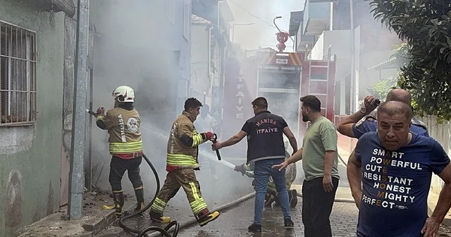 Müstakil evde çıkan yangın bitişiğindekine de sıçradı Manisa Haberleri