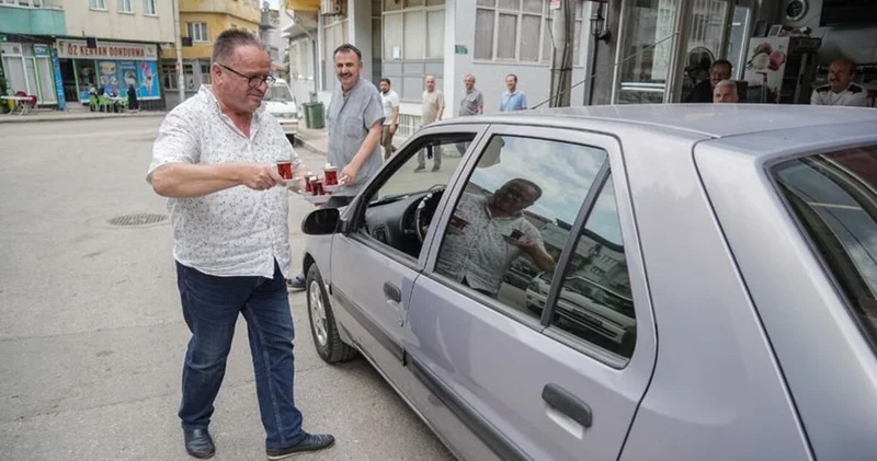 Esnafın çay taşıma yöntemi şaşırttı! Böyle daha pratik