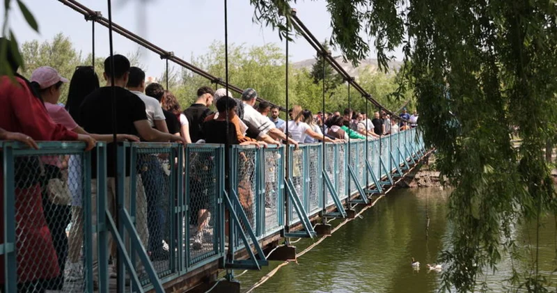 Avanos un sallanan köprü sü esnafın yüzünü güldürüyor