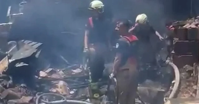 Turgutlu da elektrik tesisatından çıkan yangında 2 ev küle döndü VİDEO İZLE