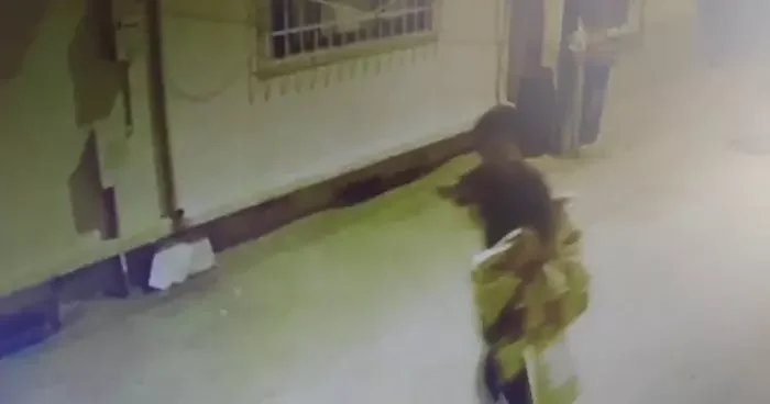 Kucakladığı televizyonu böyle çaldı, operasyonla yakalandı