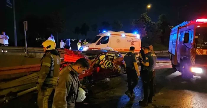 Bayrampaşa’da kontrolden çıkan otomobil bariyerlere saplandı