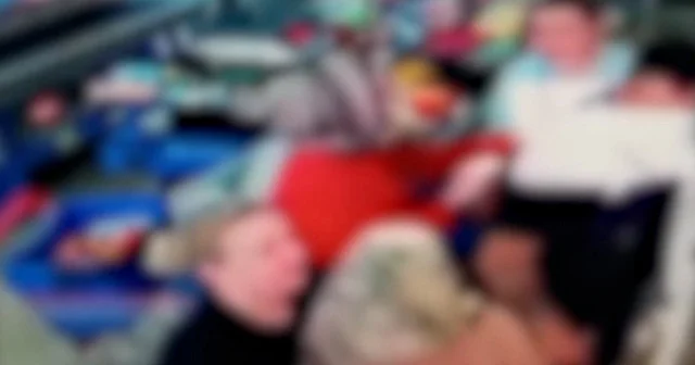 Şehir maganda market kuyruğunda dehşet saçtı: Kadını darp etti müdahale edenleri de yumrukladı VİDEO İZLE