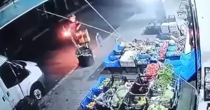Küçükçekmece de bir kişi, markete molotofkokteyli atıp kaçtı