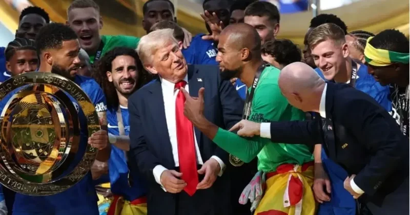 Trump, uyarılara rağmen sahneden inmedi; Futbolcular ile kupayı kaldırdı!