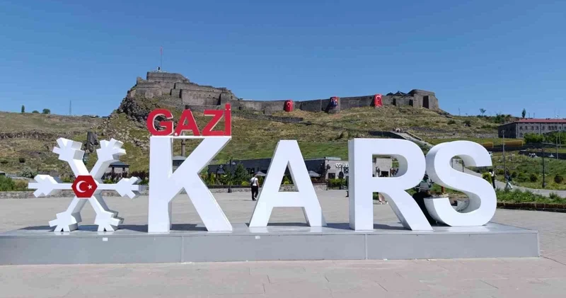Kars Kalesi bayraklarla donatıldı