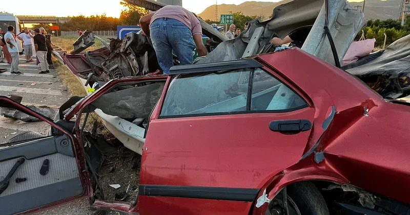 Bariyerlere çarpan otomobil kağıt gibi ezildi; sürücüsü öldü