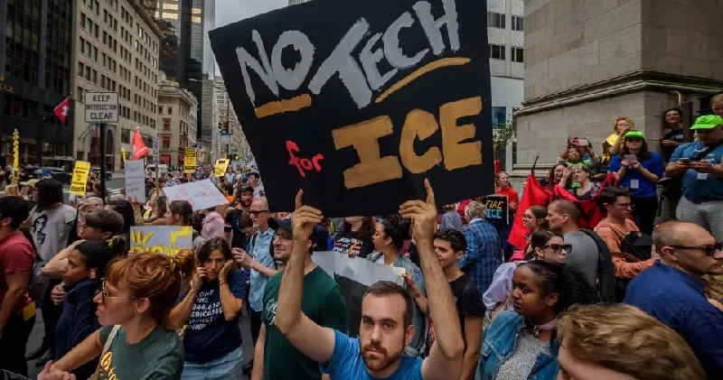 New York’ta Göçmenlik Uygulamaları karşıtı göstericiler, Palantir binası önünde protesto düzenlendi