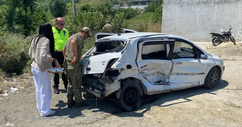 Polis otosuyla otomobil çarpıştı: 2 polis ve 1 asker yaralı