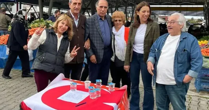 Türk bayrağı masa örtüsü olarak kullanıldı, ilçe başkanına 3 yıl hapis istendi
