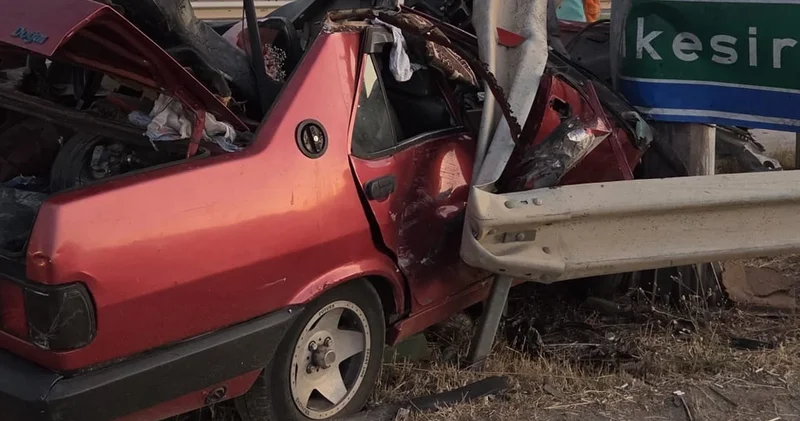 Kontrolden çıkan Tofaş otomobil bariyere saplandı