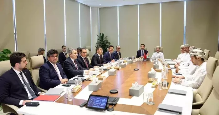 Bakan Bayraktar, Umman Yatırım Otoritesi Başkanı Al Murshidi ile görüştü