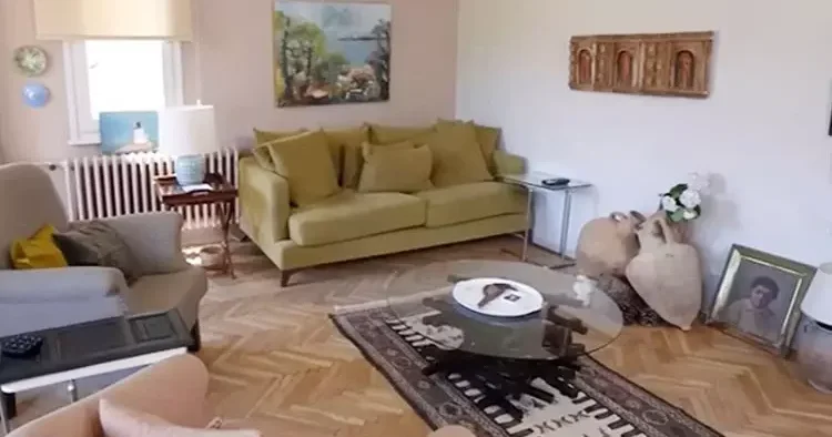 Salonun ortasında dev küpler var... Usta sanatçı evinin kapılarını açtı!