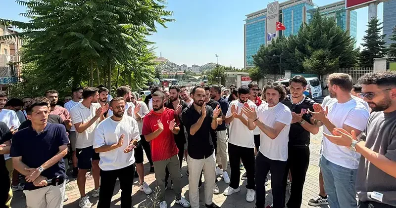 3’üncü Lig futbolcularından, Gençlik ve Spor Bakanlığı önünde basın açıklaması