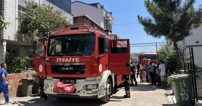 3 katlı apartmandaki yangına müdahale