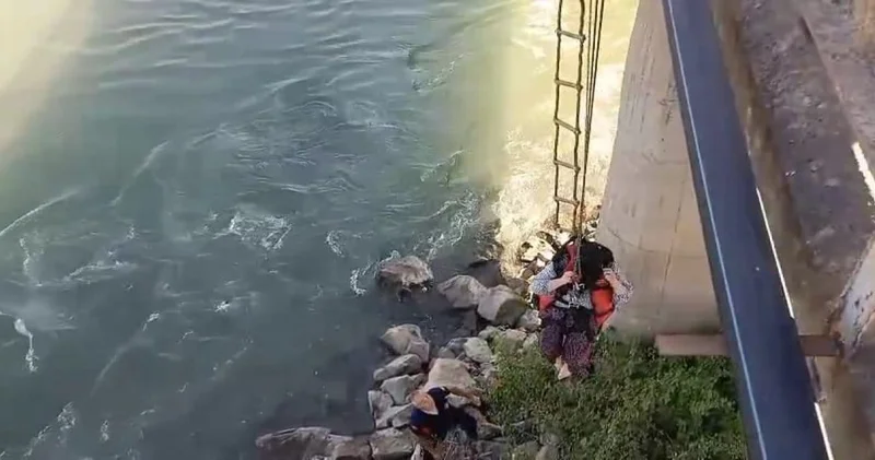 Çaya giren 56 yaşındaki Cevriye teyze zor kurtarıldı