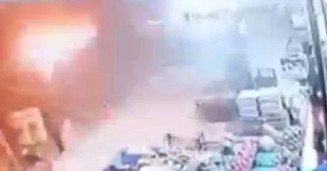 Küçükçekmece’de markete molotoflu saldırı kamerada VİDEO İZLE